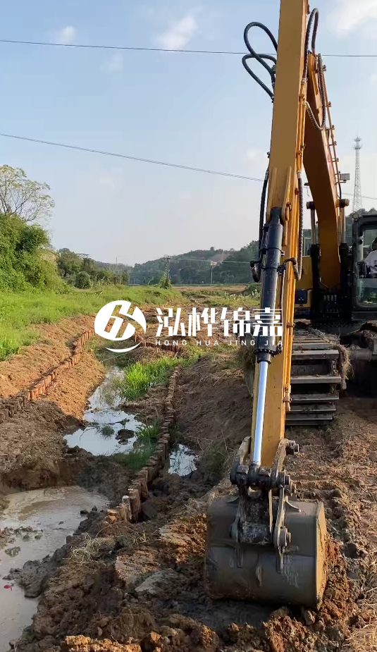 青島河道清淤專業(yè)施工-水挖機清淤適合哪些河道狀況？