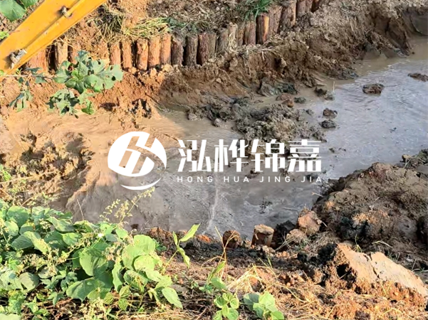 湖南防汛木樁批發(fā)廠家泓樺錦嘉 - 防洪木樁的作用是什么？?