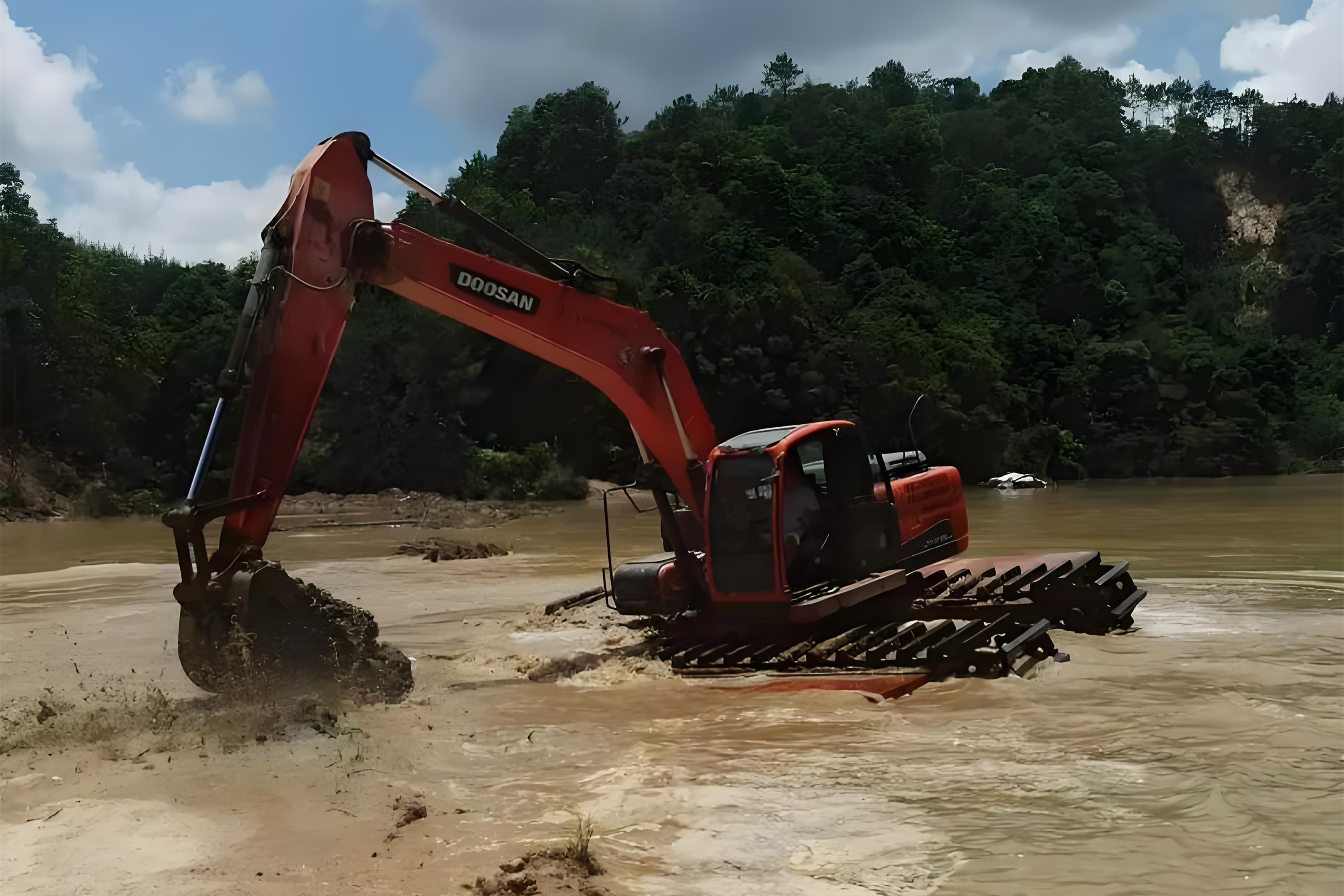 浙江杭州挖機清淤施工隊-沼澤地清淤需要先排水嗎？